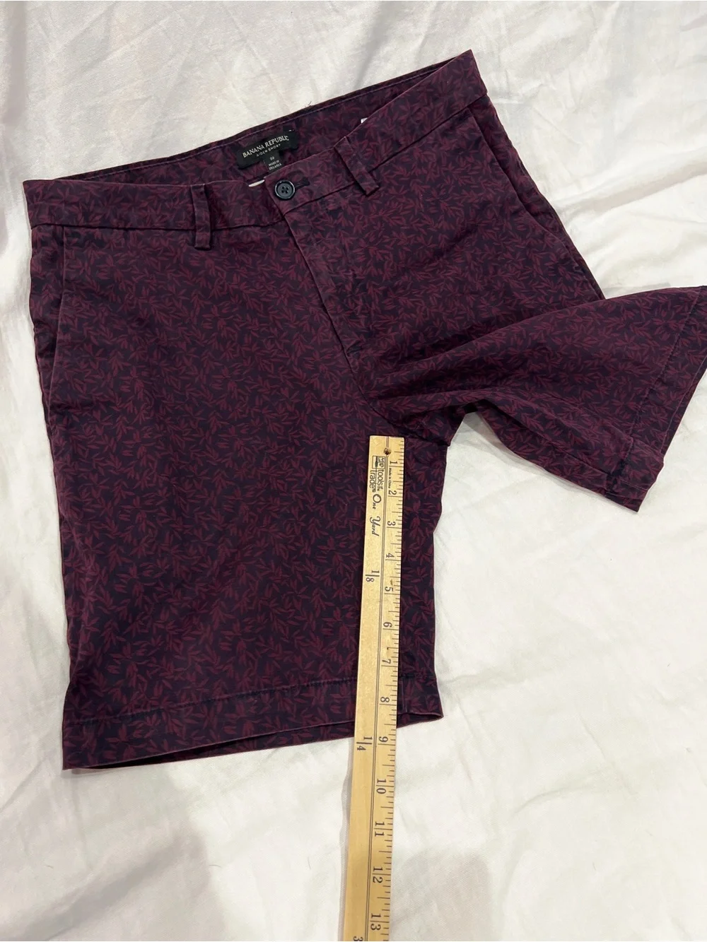 Banana Republic Aiden Shorts Mens 30 Burgundy Leaf Print Chino Flat Front Casual